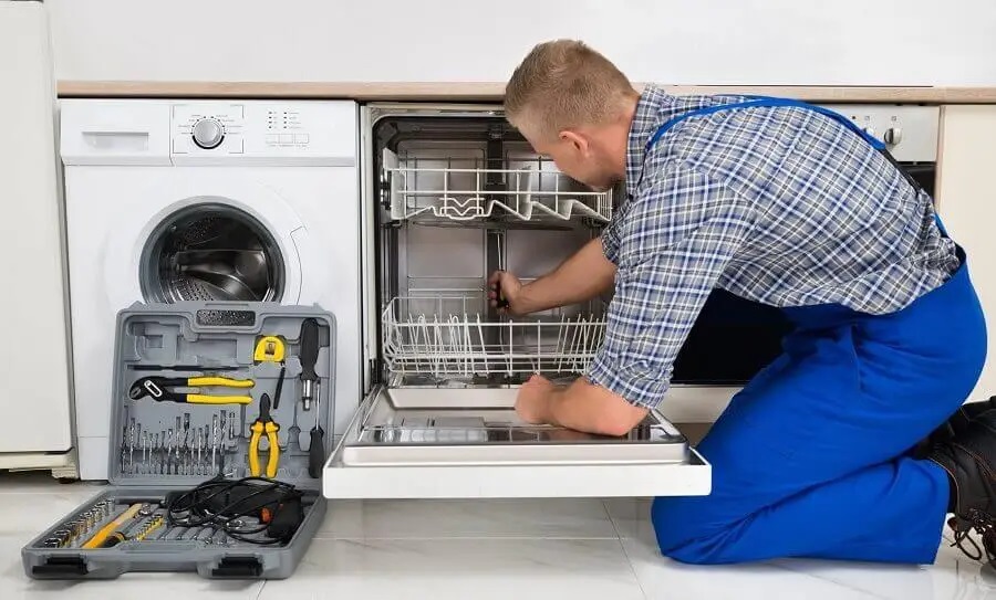Ferizli Termoteknik servisi teknisyen ekibi beyaz eşya tamiri yaparken